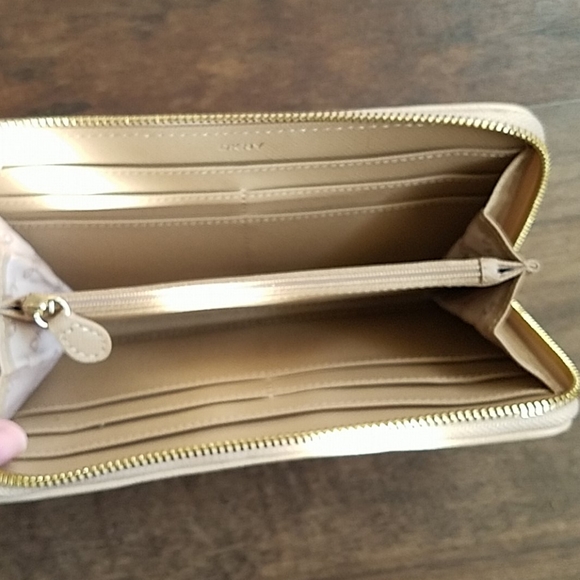 DKNY wristlet - Picture 4 of 4